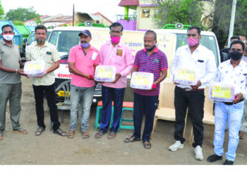 नंदुरबार येथे पालिकेच्या सफाई कामगारांना मास्क वाटप