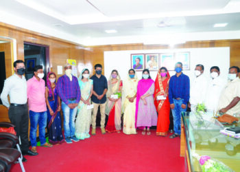 जि.प.अध्यक्षांच्या हस्ते ४ लाभार्थ्यांना ५० हजाराचे धनादेश वाटप