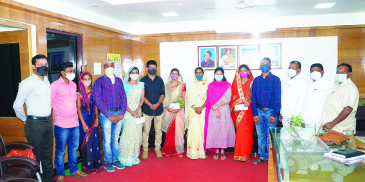 जि.प.अध्यक्षांच्या हस्ते ४ लाभार्थ्यांना ५० हजाराचे धनादेश वाटप