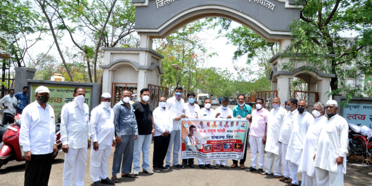 नंदुरबार येथे इंधन दरवाढीचा कॉंग्रेसतर्फे निषेध करत केलेआंदोलन