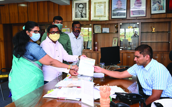 नवापूर येथील जुना सरकारी दवाखाच्या जागेवर नियोजीत कस्तुरबा गांधी बालिका विद्यालयाचे बांधकाम करावे : माजी जि.प.अध्यक्ष भरत गावीत यांची मागणी