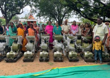 महिला बचत गटांना ५७ पिठाची गिरणी वाटप