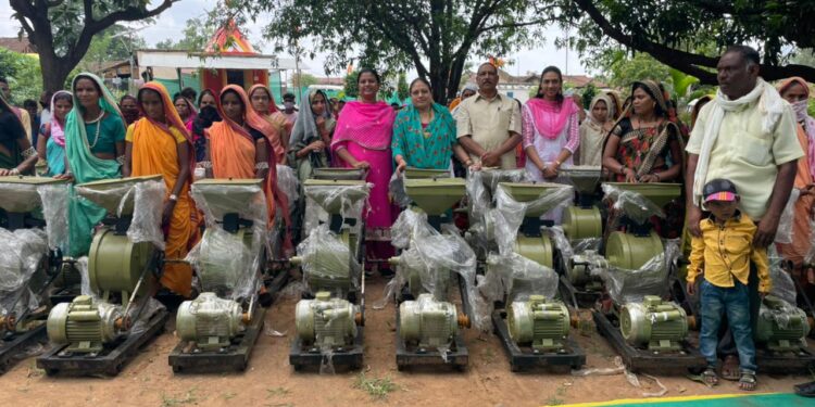 महिला बचत गटांना ५७ पिठाची गिरणी वाटप
