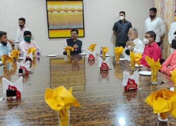 नंदुरबारच्या पालकमंत्र्यांनी शिवसैनीकांशी संघर्ष करण्यापेक्षा समस्या सोडवण्यासाठी संघर्ष करावा