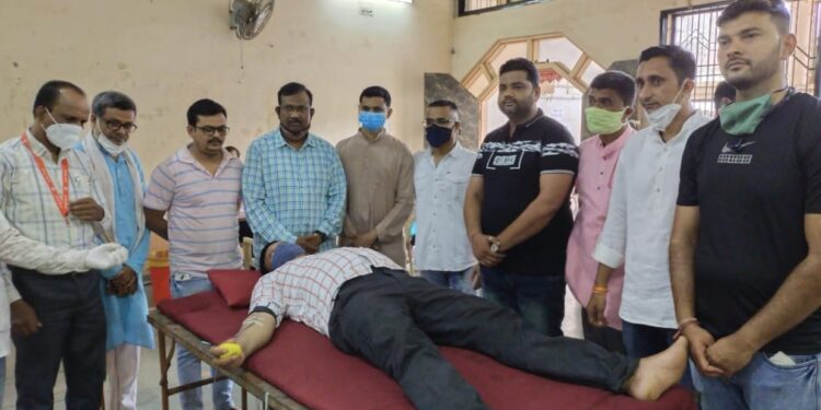 नवापूर येथे राष्ट्रपुरुषांच्या स्मृतीनिमित्त ६५ जणांचे रक्तदान
