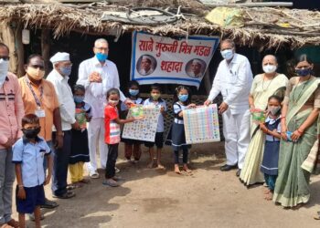 सानेगुरूजी मित्र मंडळातर्फे विद्यार्थ्यांना शैक्षणिक साहित्य वाटप