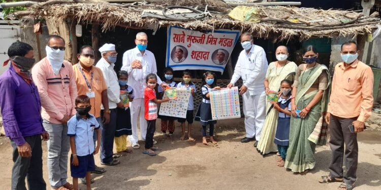 सानेगुरूजी मित्र मंडळातर्फे विद्यार्थ्यांना शैक्षणिक साहित्य वाटप