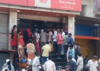 दीडशे रुपयांसाठी उघडावे लागणार दोन हजार रुपयांचे बँक खाते, पावणे दोन लाख पालकांसह, शिक्षकांना होतोय मनस्ताप