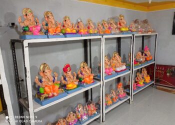 यंदाच्या गणेशोत्सवासंदर्भात नियमावली जाहीर झाल्याने यंदाही गणपती कारखान्यांमध्ये हजारो मोठ्या मुर्त्या पडुन