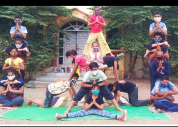 योगादिवसनिमित्त विद्यार्थ्यांनी केले योगासन