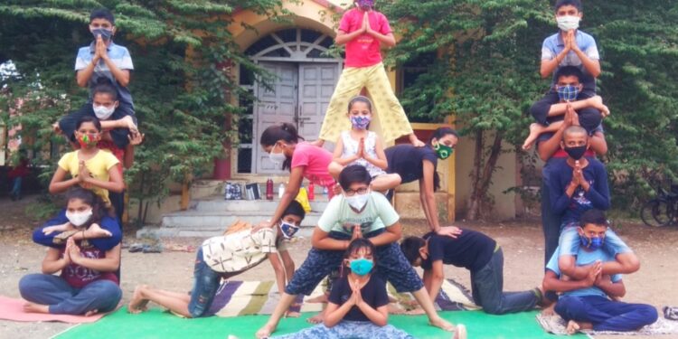 योगादिवसनिमित्त विद्यार्थ्यांनी केले योगासन