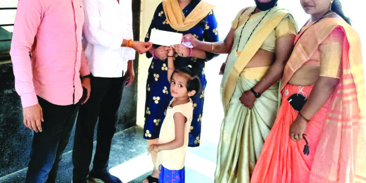 पतीचे निधन झालेल्या महिलेला आर्थिक मदतीचा धनादेश