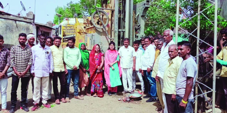 मालदा, धजापाणी येथे हातपंपाचे भुमिपूजन आदिवासी उपयोजनेंतर्गत उपाययोजना, जि.प.अध्यक्षांची उपस्थिती