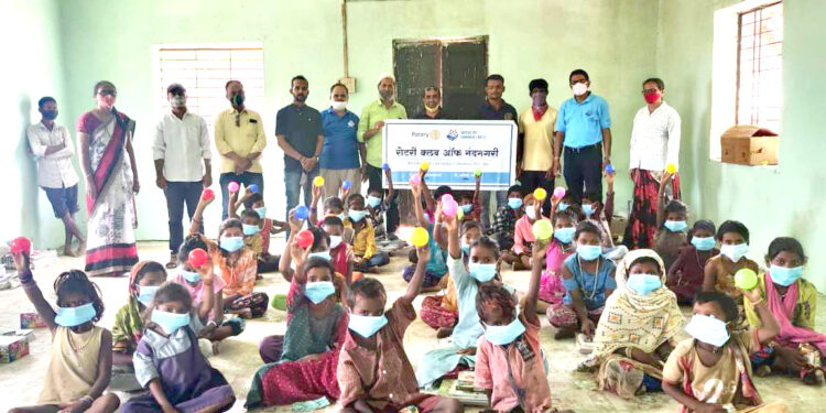रोटरी क्लब नंदनगरीतर्फे खेळसाहित्यासह मास्क वाटप
