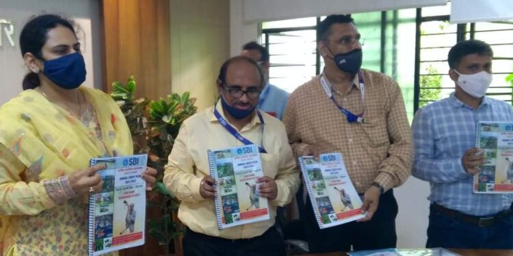 शेतकऱ्यांना पीक कर्ज देण्यासाठी बँकांनी शिबिराचे आयोजन करावे : जिल्हाधिकारी मनीषा खत्री