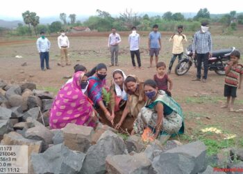 धडगांव येथे नगरपंचायत अंतर्गत एक आठवण आपल्या दारी उपक्रमाद्वारे वृक्षारोपण