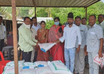 नागझरी येथे जि. प. सदस्या संगीताताई गावीत यांच्या हस्ते शेतकरी बांधवांना सोयाबीन बियाणे वाटप
