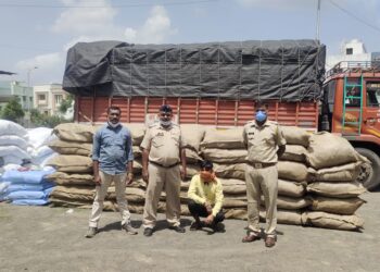 वाकाचार  रस्त्यावर ३८ लाखाला गुटखासह आयशर गाडीजप्त,चालकाला अटक