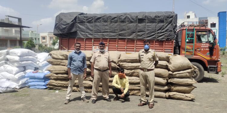 वाकाचार  रस्त्यावर ३८ लाखाला गुटखासह आयशर गाडीजप्त,चालकाला अटक