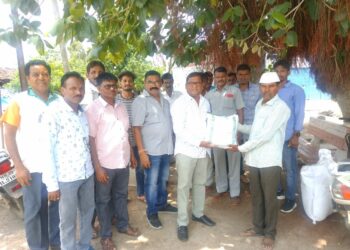 माजी जि. प.अध्यक्ष भरत गावीत यांच्या हस्ते ७० शेतकऱ्यांना सोयाबीन बियाणे वाटप