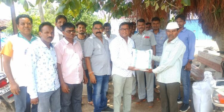 माजी जि. प.अध्यक्ष भरत गावीत यांच्या हस्ते ७० शेतकऱ्यांना सोयाबीन बियाणे वाटप