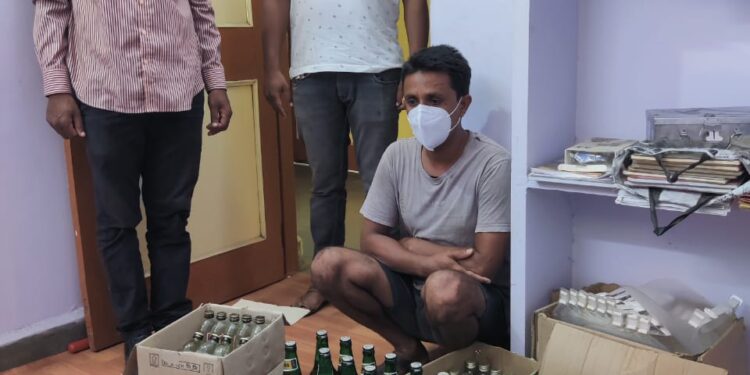 खांडबारा येथे ११ हजाराची देशी, विदेशी दारु जप्त