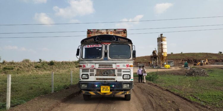 राष्ट्रीय महामार्गावर ट्रक वर चढलेल्या चालकाचा तारेचा शॉक लागून झाला मृत्यू