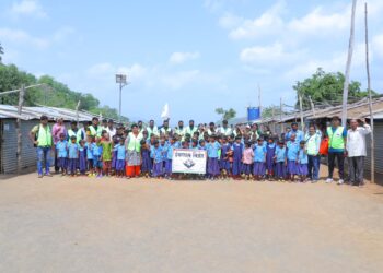 शहादा येथील इंकलाब ब्रिगेडने केले सातपुड्याच्या दुर्गम भागात ताडपत्री व मुलांना चप्पलचे वाटप