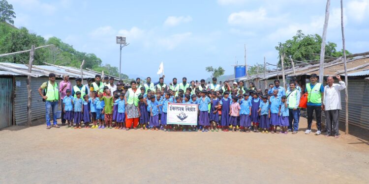 शहादा येथील इंकलाब ब्रिगेडने केले सातपुड्याच्या दुर्गम भागात ताडपत्री व मुलांना चप्पलचे वाटप