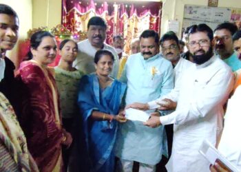 नवापूर येथे कोरोना संसर्ग मुळे निधन झालेल्या भाजपा कार्यकर्त्याच्या कुटुंबीयांना एक लाखाची मदत