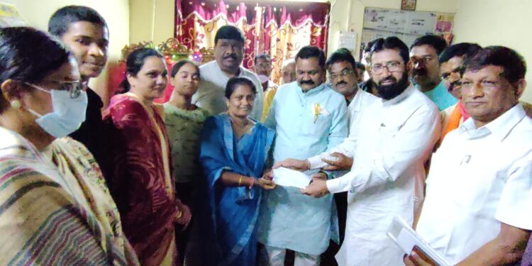 नवापूर येथे कोरोना संसर्ग मुळे निधन झालेल्या भाजपा कार्यकर्त्याच्या कुटुंबीयांना एक लाखाची मदत