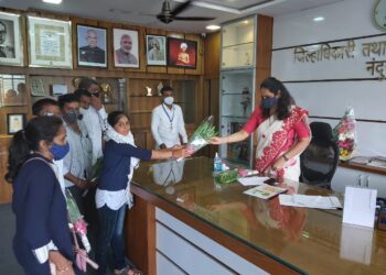भालेर येथील विद्यार्थिनीच्या हस्ते जिल्हाधिकारी मनीषा खत्री यांचा सत्कार