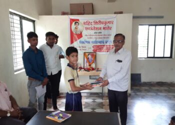 शहीद शिरीषकुमार फाऊंडेशनतर्फे वर्धापन दिनानिमित्त १०० गरजू विद्यार्थ्यांना शैक्षणिक साहित्य वाटप