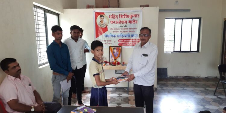 शहीद शिरीषकुमार फाऊंडेशनतर्फे वर्धापन दिनानिमित्त १०० गरजू विद्यार्थ्यांना शैक्षणिक साहित्य वाटप