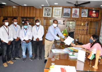 कोरोनाची लागण होवुन मृत्यू झालेल्या शिक्षक कर्मचारी यांच्या कुटुंबियांना मदत मिळावी, प्रहार शिक्षक व शिक्षकेतर कर्मचारी संघटनेतर्फे जिल्हाधिकार्‍यांना दिले निवेदन