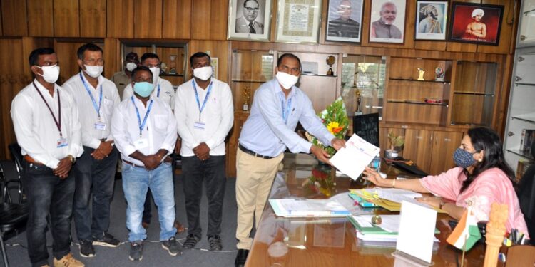 कोरोनाची लागण होवुन मृत्यू झालेल्या शिक्षक कर्मचारी यांच्या कुटुंबियांना मदत मिळावी, प्रहार शिक्षक व शिक्षकेतर कर्मचारी संघटनेतर्फे जिल्हाधिकार्यांना दिले निवेदन