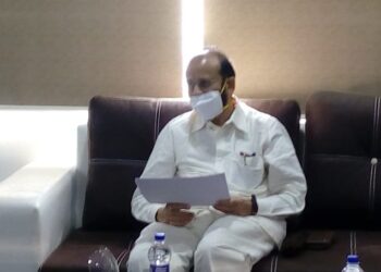 पालकमंत्र्यांनी घेतला पीक परिस्थितीचा आढावा