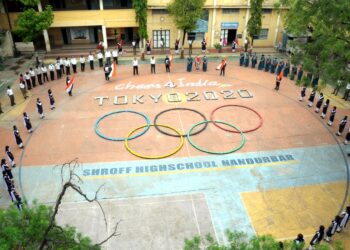 ऑलिंपिक रिंग साकारुन श्रॉफ हायस्कुलमध्ये खेळाडूंना शुभेच्छा