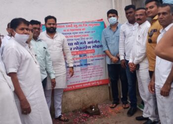 उमर्दे खुर्दे  येथे जनसुविधा योजनेअंतर्गत वॉटर फिल्टरचे डॉ.विक्रांत मोरे व ऍड.राम रघुवंशी यांच्या हस्ते उद्घाटन