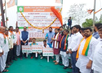 प्रकाशा येथे भाजपाच्या युवा वॉंरीअर्स अभिनायानाचे फलक अनावरण