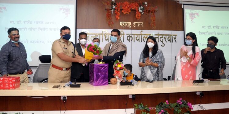 जिल्हाधिकारी डॉ.राजेंद्र भारुड यांना महसूल विभागातर्फे निरोप