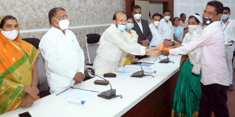 पालकमंत्र्यांच्या हस्ते 30 जोडप्यांना प्रत्येकी 50 हजार रुपयांच्या धनादेशाचे वितरण