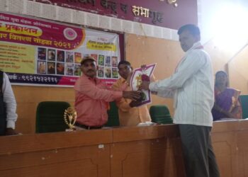 रविंद्र चैत्राम देवरे यांना आदर्श शिक्षक पुरस्कार प्रदान