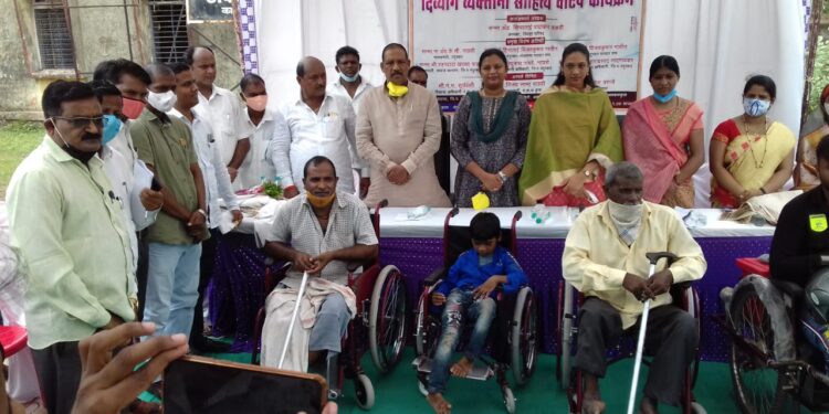 खा.डॉ.हीना गावित यांच्या हस्ते २१६ दिव्यांगांना उपकरण वाटप