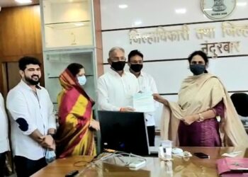 माजी आ.चंद्रकांत रघुवंशी यांच्या हस्ते मुख्यमंत्री सहाय्यता निधीला २१ लाखाचा धनादेश सुपूर्द