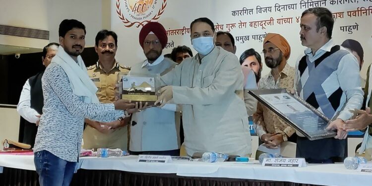 डॉ.विजय शंकर कळमकर व डॉ.अपश्चिम बरंठ यांना  राष्ट्रीय कारगिल गौरव पुरस्कार प्रदान