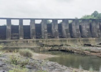 जुलै अखेरही बंधार्‍यावरील लोखंडी पाट्या अद्यापही जैसै थे पूरग्रस्त परिस्थितीची नागरीकांना भिती संबंधित विभागाचे अक्षम्य दुर्लक्ष