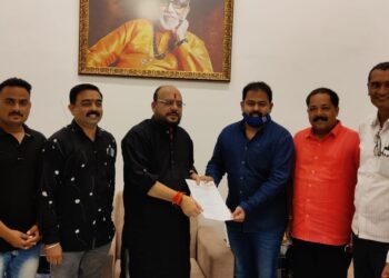 निधी अभावी रखडलेली हातोडा पाणी पुरवठा योजनामार्गी लागणार, तळोदा शहरातील शिवसेनेच्या पदाधिकाऱ्यांनी राज्याचे पाणी पुरवठा मंत्री गुलाबराव पाटील यांची भेट