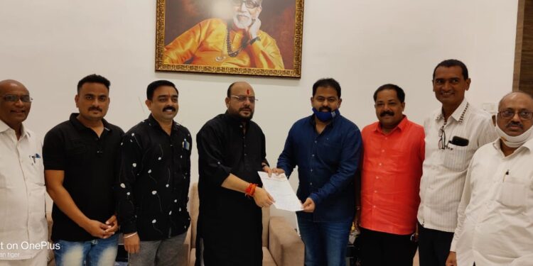 निधी अभावी रखडलेली हातोडा पाणी पुरवठा योजनामार्गी लागणार, तळोदा शहरातील शिवसेनेच्या पदाधिकाऱ्यांनी राज्याचे पाणी पुरवठा मंत्री गुलाबराव पाटील यांची भेट