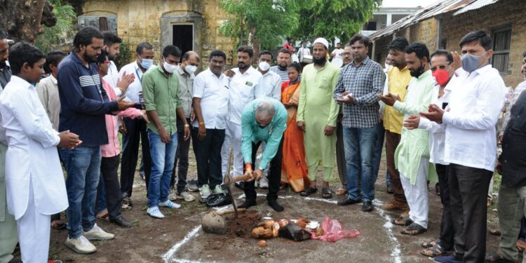 लो.टि विद्यालयाच्या वर्गखोल्यांचे माजी आ.चंद्रकांत रघुवंशी यांच्या हस्ते भूमिपूजन